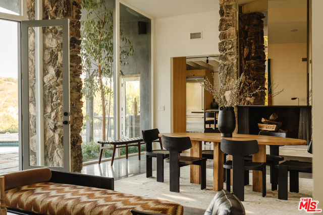 8559 Edwin Drive, Los Angeles CA: https://media.crmls.org/mediaz/6835f03e-29f7-4707-8574-54706ebff28d.jpg