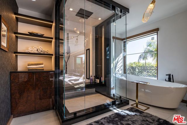2717 Motor Avenue, Los Angeles CA: https://media.crmls.org/mediaz/68362133-8e20-4542-81dc-0c22ce75fce2.jpg
