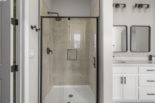 1060 swan river ct, Vacaville CA: https://media.crmls.org/mediaz/68366e69-d075-4245-a606-8e1073965ac5.jpg
