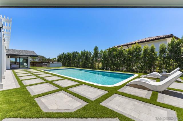 2975 Woodford Drive, La Jolla CA: https://media.crmls.org/mediaz/683718c6-34c0-4de0-8753-1bc732e2d5c6.jpg