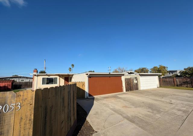 2053 Harding Avenue, San Mateo CA: https://media.crmls.org/mediaz/6837f471-1009-46ac-a15a-865d01824323.jpg