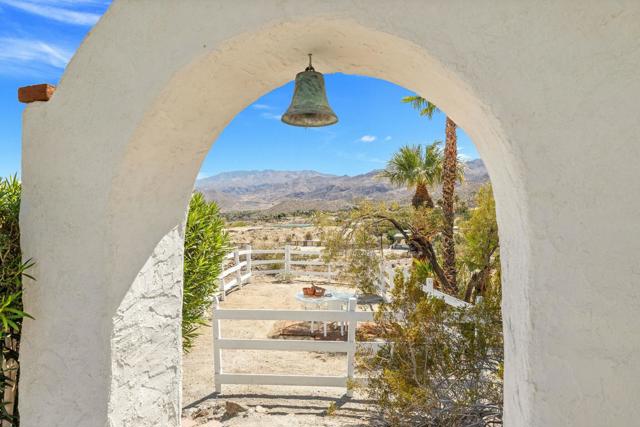 48600 Coyote Road, Palm Desert CA: https://media.crmls.org/mediaz/68381c73-9070-499a-8449-c5b14eca5114.jpg