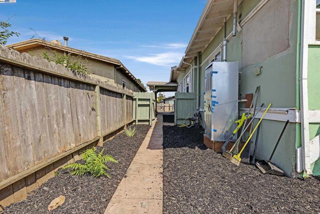 2708 60th Avenue, Oakland CA: https://media.crmls.org/mediaz/683a18a6-2b21-40f2-995b-a290b2f81a47.jpg