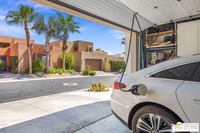 2985 Searchlight Lane, Palm Springs CA: https://media.crmls.org/mediaz/683a19e8-75db-4867-bbe5-8961ddade966.jpg