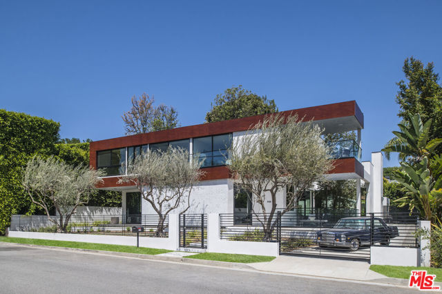 1729 Angelo Drive, Beverly Hills CA: https://media.crmls.org/mediaz/683b1cb3-47a1-41a9-9bfa-efae43fb0717.jpg