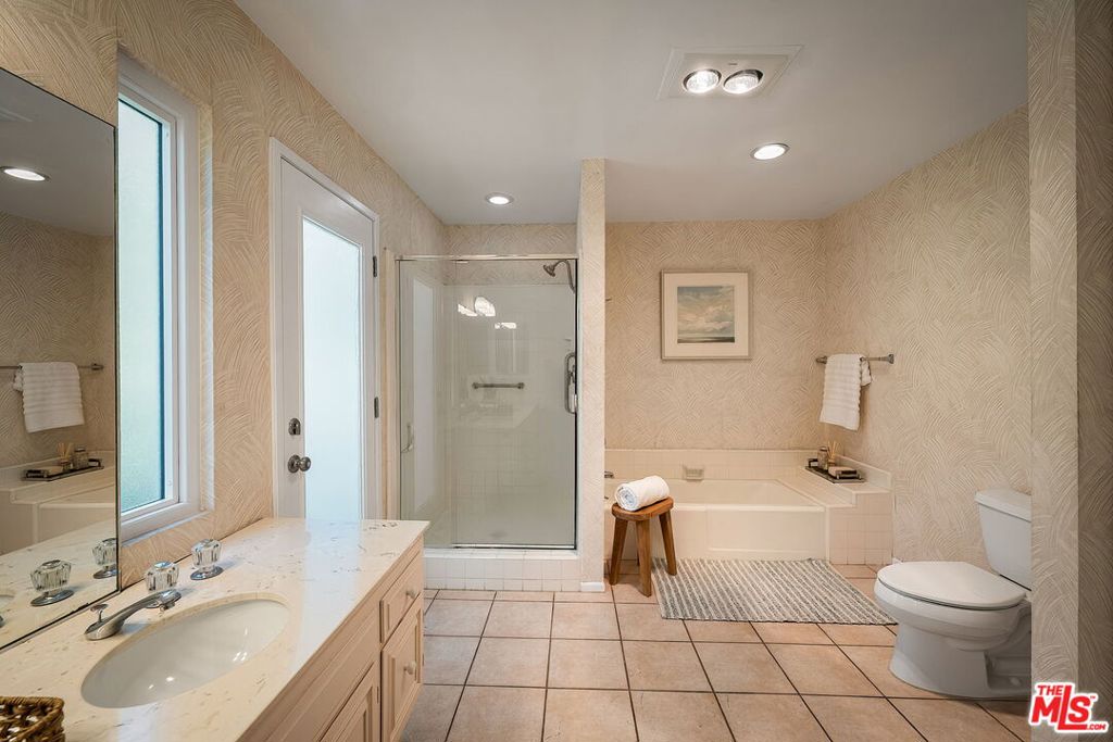 https://media.crmls.org/mediaz/683ba036-af56-43ed-a765-b4919412d489.jpg?preset=X-Large