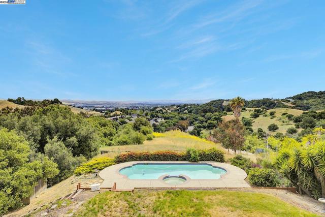 10705 Dublin Canyon Rd, Pleasanton CA: https://media.crmls.org/mediaz/683bf0c9-3256-4547-87d8-954e0d25c7d2.jpg