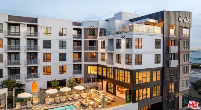 1340 S Hill Street, Los Angeles CA: https://media.crmls.org/mediaz/683cecc2-df4a-436a-a183-4ce303820551.jpg