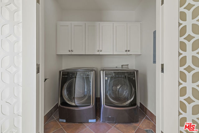736 S Cloverdale Avenue, Los Angeles CA: https://media.crmls.org/mediaz/683e313d-52bf-452f-b0a4-93579cf41393.jpg