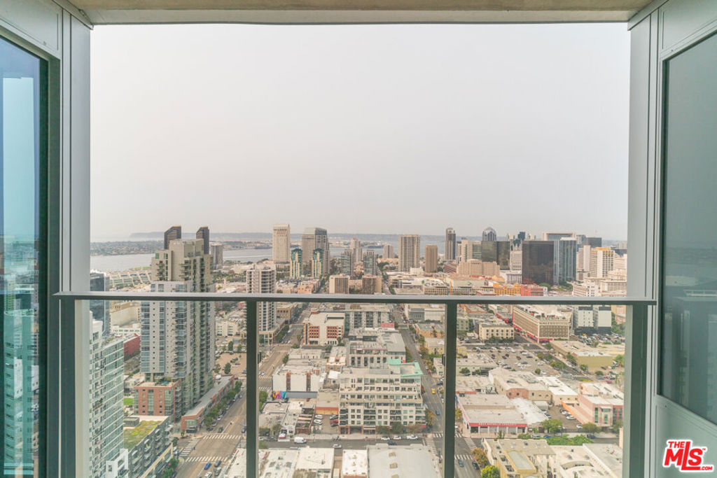https://media.crmls.org/mediaz/683e3d4d-ddae-4efe-85b9-706347cb0147.jpg?preset=X-Large