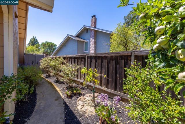 171 Mount Tam Ct, Martinez CA: https://media.crmls.org/mediaz/683f2a90-7a2c-4865-80b0-bc08fdd13413.jpg
