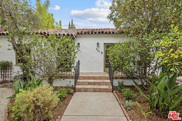 951 N Martel Avenue, Los Angeles CA: https://media.crmls.org/mediaz/683f36e1-7301-43ac-a3f6-b0f42aaf4e43.jpg