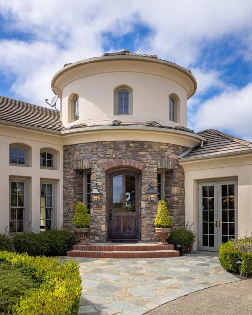 500 Estrella Doro, Monterey CA: https://media.crmls.org/mediaz/68406502-f95e-4e6b-921c-2b6b0ad5c2ab.jpg
