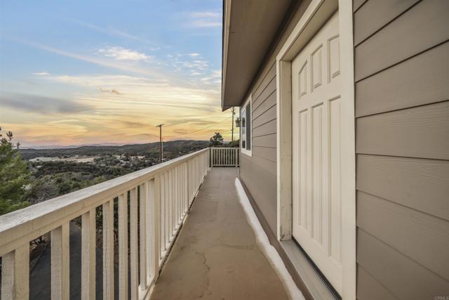35465 Sunset Lane, Julian CA: https://media.crmls.org/mediaz/68407b89-cbbc-4a68-abb7-a11952959846.jpg
