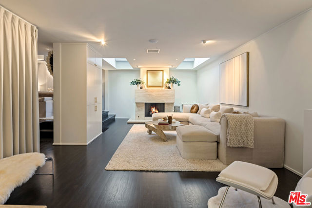 16745 Bosque Drive, Encino CA: https://media.crmls.org/mediaz/68414d4e-1dc8-455d-84d4-d4cf055d0860.jpg