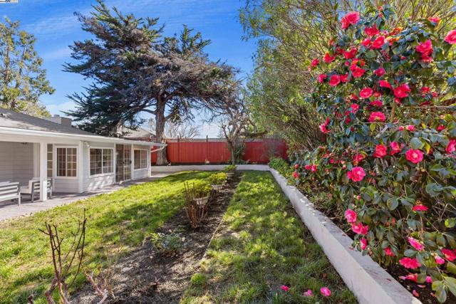 1692 Maryland St, Redwood City CA: https://media.crmls.org/mediaz/6841c8c1-bb0d-41a8-9cdb-283863efec8c.jpg