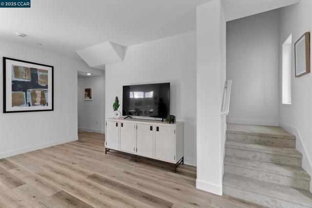 27276 Cosmo Ct, Hayward CA: https://media.crmls.org/mediaz/68429c8c-27c7-4dc5-b2aa-4c369582079e.jpg