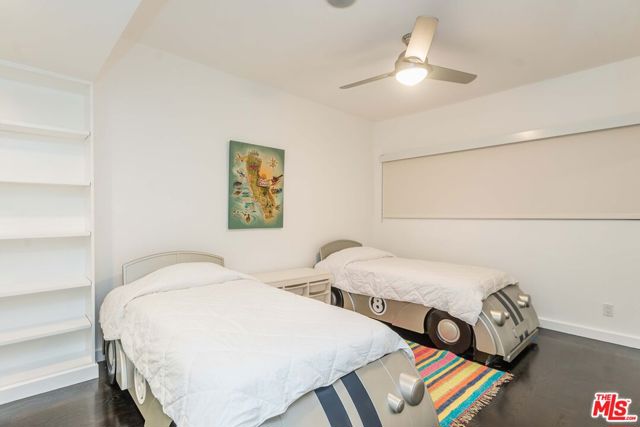 5205 Ocean Front Walk, Marina del Rey CA: https://media.crmls.org/mediaz/6842a4ff-c742-4215-9b28-aad0525344fe.jpg