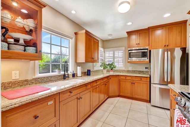 10257 Camarillo Street photo 14