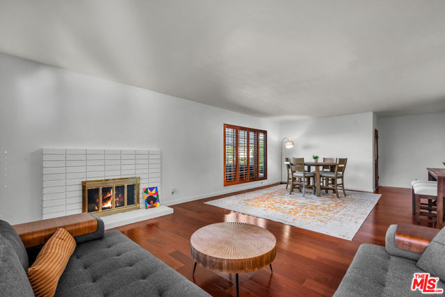 2925 Dona Susana Drive, Studio City CA: https://media.crmls.org/mediaz/6843efd1-237e-4a28-9119-d541e7414c7b.jpg