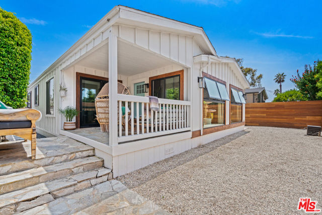 29500 Heathercliff Road, Malibu CA: https://media.crmls.org/mediaz/684415f5-4559-499a-95a8-3245a5721049.jpg