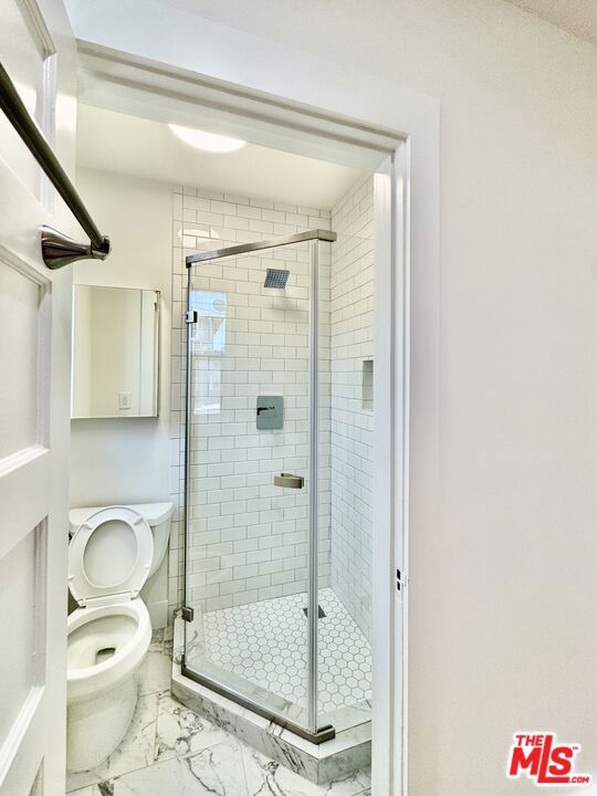 5520 Franklin Avenue, Los Angeles CA: https://media.crmls.org/mediaz/6844c017-e29c-4ba0-83a3-b80ac6e1a65c.jpg
