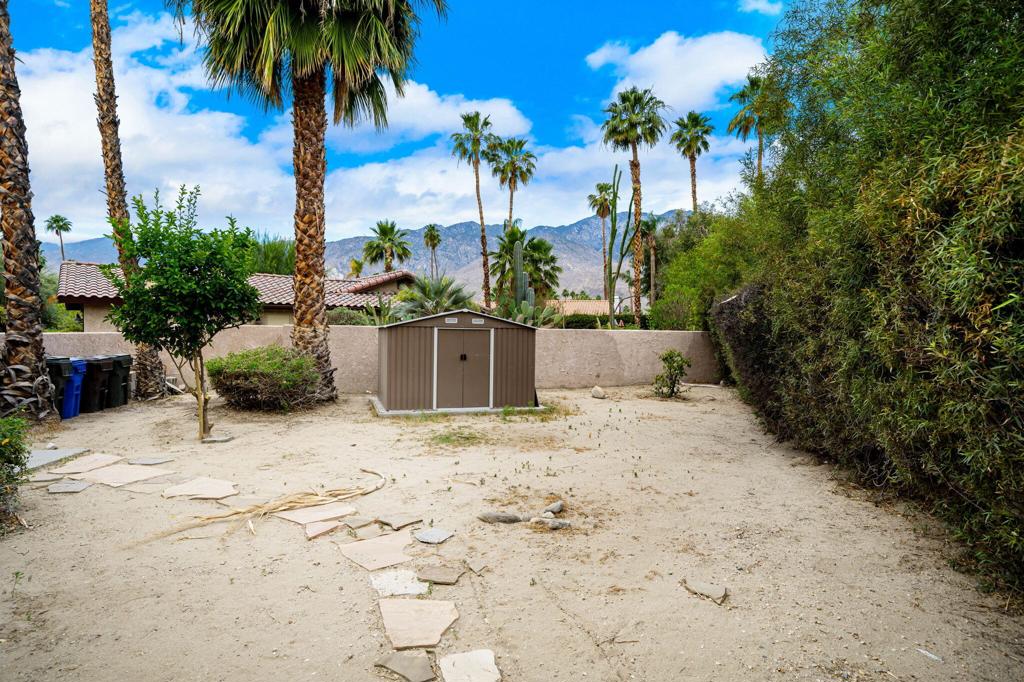 https://media.crmls.org/mediaz/68455af5-a5a0-4753-914e-c1b6898b7a96.jpg?preset=X-Large