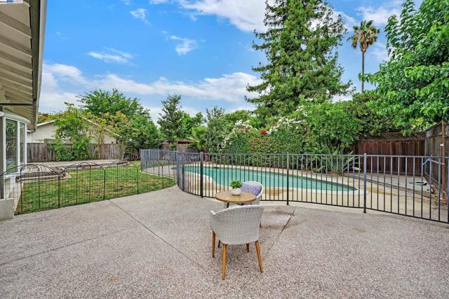 5041 Golden Rd, Pleasanton CA: https://media.crmls.org/mediaz/6845a892-e349-4521-be5e-cd55313a3093.jpg