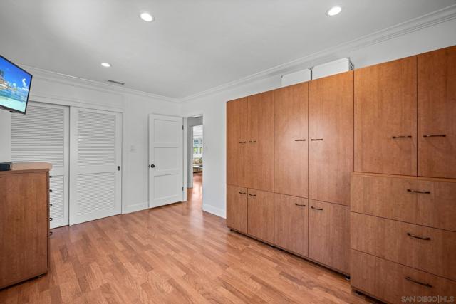 260 27Th St, Del Mar CA: https://media.crmls.org/mediaz/6846db9a-f1a7-46f3-9bed-3f1ddbd6b108.jpg