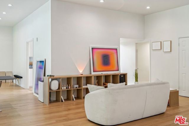 4900 Queen Victoria Road, Woodland Hills CA: https://media.crmls.org/mediaz/6848c8bf-59ff-42df-80e3-2c2e99f4b723.jpg