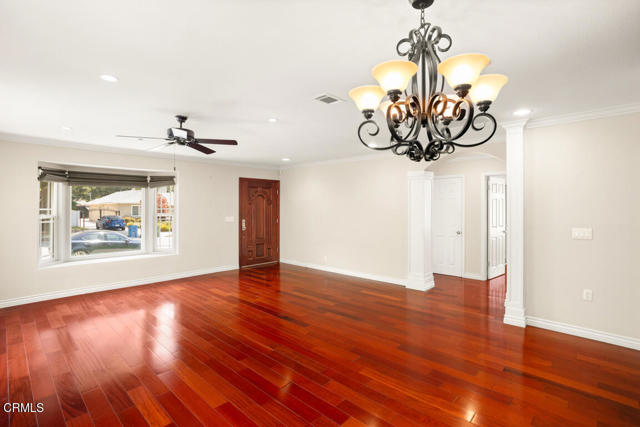 4841 Crown Avenue, La Canada Flintridge CA: https://media.crmls.org/mediaz/68493eaf-ea97-49bb-929b-b572f1551f95.jpg