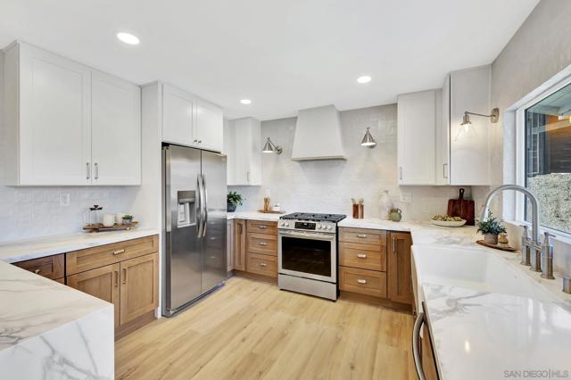 11384 Almazon St, San Diego CA: https://media.crmls.org/mediaz/6849601b-ae9d-458c-8aa5-1dd554800f5a.jpg