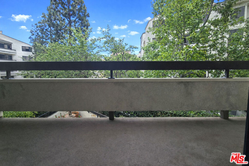 https://media.crmls.org/mediaz/684babdc-3ff5-4915-bf0e-5972dab2e686.jpg?preset=X-Large