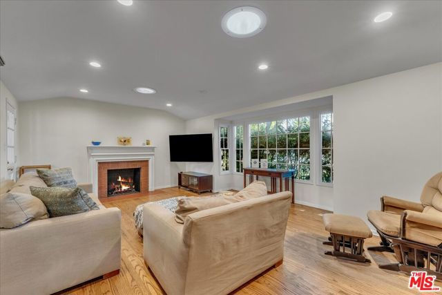 12430 Cumpston Street photo 7