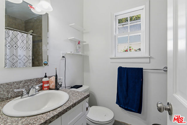 611 N Buena Vista Street, Burbank CA: https://media.crmls.org/mediaz/684d08ec-61cf-4892-b335-64b0293f2b3b.jpg