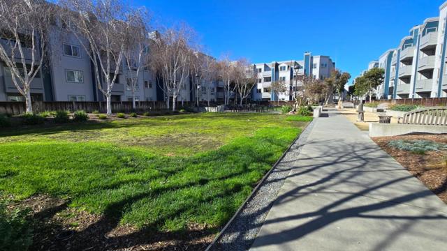 6400 Christie Avenue, Emeryville CA: https://media.crmls.org/mediaz/684d47de-cf40-4c6c-ad3d-ecffb588e6f7.jpg