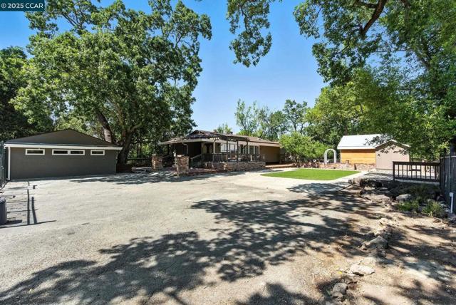 122 Stein Way, Orinda CA: https://media.crmls.org/mediaz/684d532d-c17e-4ec4-98d2-99889bd0db0a.jpg