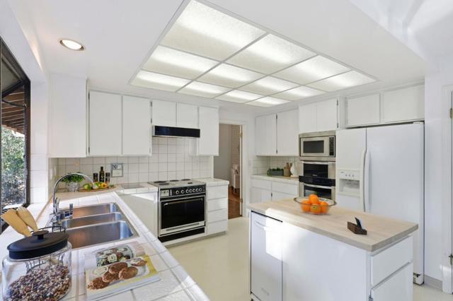 100 Rizal Drive, Hillsborough CA: https://media.crmls.org/mediaz/684d795c-3c24-4840-b47b-67303d7d1cfb.jpg