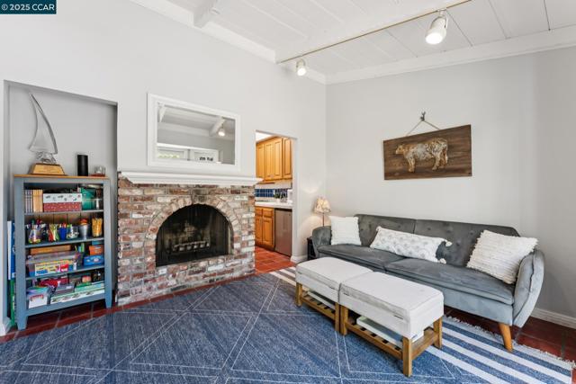 645 Los Palos Dr, Lafayette CA: https://media.crmls.org/mediaz/684e155e-138f-4c9e-b633-0f9219ff5240.jpg