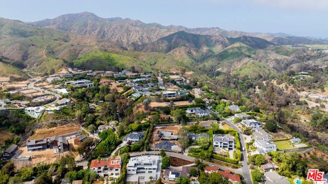 1055 El Medio Avenue, Pacific Palisades CA: https://media.crmls.org/mediaz/684f0543-bd93-4b87-a20c-dd5abdfaa334.jpg