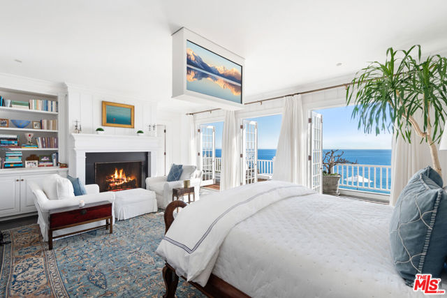 27540 Pacific Coast Highway, Malibu CA: https://media.crmls.org/mediaz/6850cb2c-b866-4f81-9ad4-7978c6526182.jpg