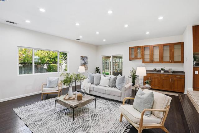 6179 Tourraine Dr, Newark CA: https://media.crmls.org/mediaz/68520de3-e0b1-4f5d-885f-90b55babc845.jpg