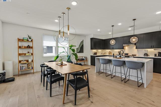2683 5Th St, Alameda CA: https://media.crmls.org/mediaz/6852529e-0cd4-41cc-a03b-f18e404137bc.jpg