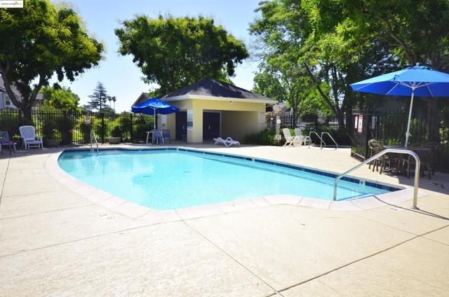 2915 N Texas St, Fairfield CA: https://media.crmls.org/mediaz/68525af9-51cd-4d8e-a2c3-3aabcf845937.jpg
