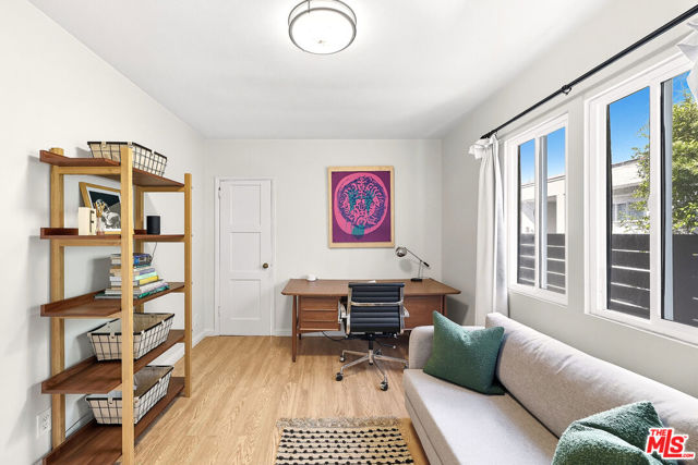 517 Venice Way, Venice CA: https://media.crmls.org/mediaz/68527347-e8f5-40d6-86fd-d70c9575c528.jpg