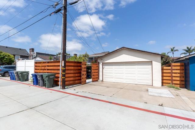 231 E, Coronado CA: https://media.crmls.org/mediaz/68535538-b162-4b3b-9d69-8474cf76ce18.jpg