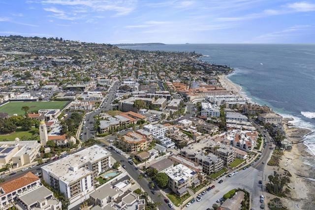 356 Prospect Street, La Jolla CA: https://media.crmls.org/mediaz/68537894-2f09-4749-8132-449f2dec6c4f.jpg