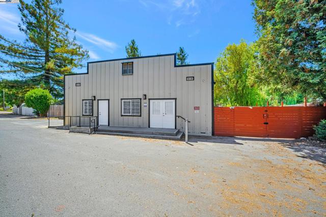 3920 Gravenstein Hwy, Sebastopol CA: https://media.crmls.org/mediaz/68537af6-1a6f-4eff-b1bd-a605818e81a0.jpg