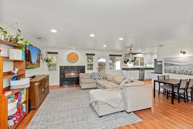 Image 4 of 35 For 933 Silverbrook Drive