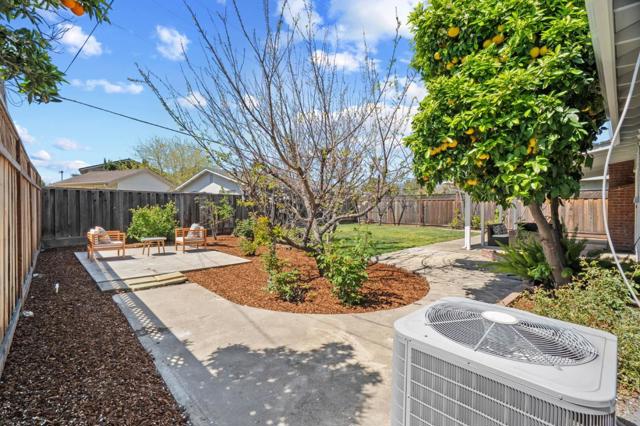 5571 Sunny Oaks Drive, San Jose CA: https://media.crmls.org/mediaz/68542948-9054-4f41-b4cd-6a432da2f410.jpg